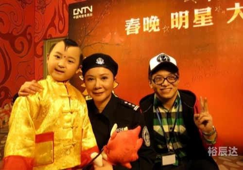 小童星邓鸣贺春晚童星邓鸣贺，星光璀璨的璀璨之星