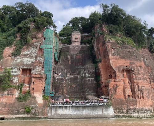 乐山大佛位于四川省乐山市，是古代佛教文化的重要遗产之一。乐山大佛是一座巨大的石刻佛像，被誉为世界最大的石刻佛像之一。