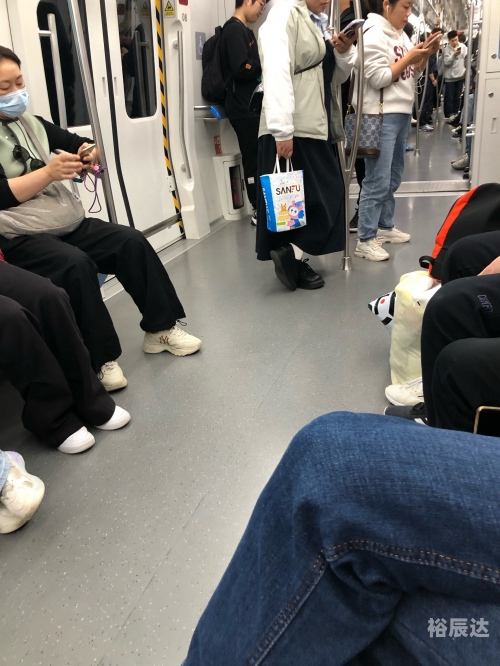 拥挤-第1张图片