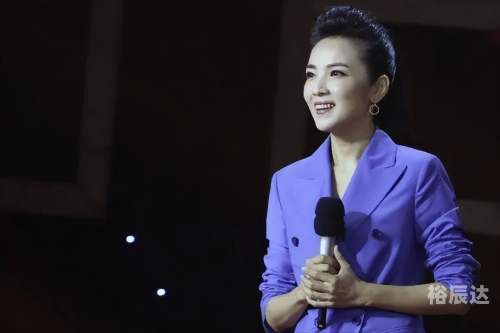 东南卫视主持人管艺，才华横溢的主持人