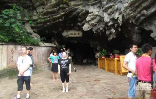 黄龙洞在哪黄龙洞位于中国湖南省的某山区，是一个著名的自然景观。黄龙洞是一个天然石灰岩溶洞，以其独特的形态和神秘的气息吸引着无数游客前来探秘。-第2张图片