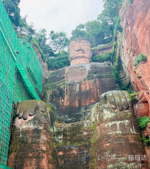 乐山大佛在哪里乐山大佛位于四川省乐山市，是世界上最大的石刻佛像之一。这座佛像高达71米，被誉为古代艺术和宗教的杰作。-第1张图片