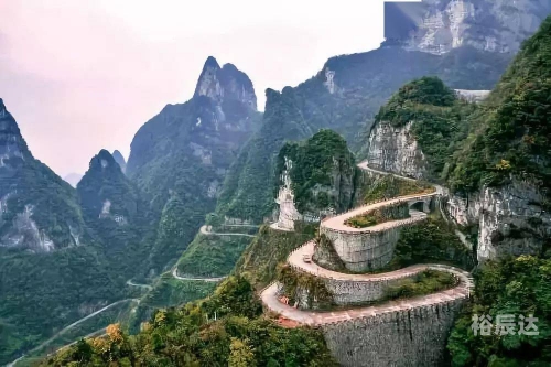 天门山99道弯，神秘之巅的魅力之旅-第1张图片