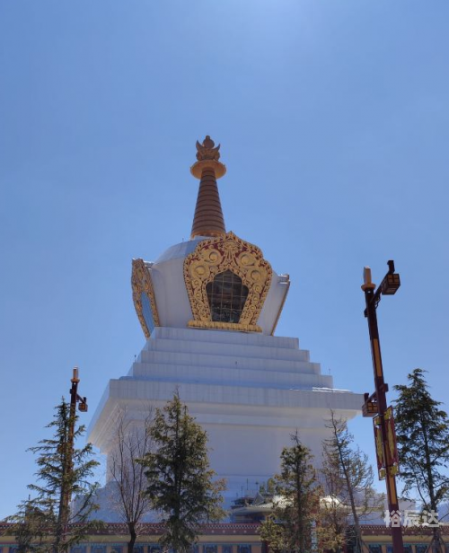 香格里拉位于中国云南省的藏区，是云南省内著名的旅游胜地。香格里拉拥有得天独厚的自然风光和人文景观，吸引了众多游客前来探访。-第2张图片