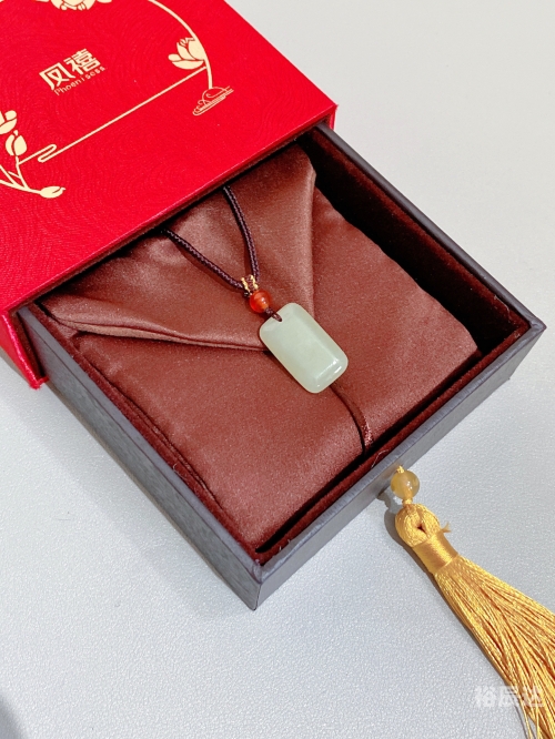 五大生肖不适合戴玉玛瑙吗五大生肖不适合戴玉