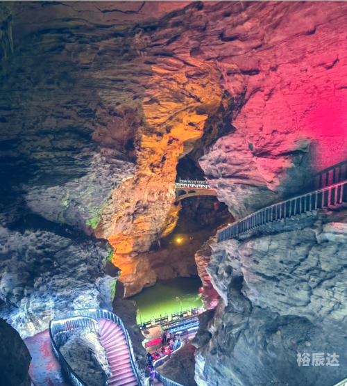 黄龙洞在哪黄龙洞位于中国湖南省的某山区，是一个著名的自然景观。黄龙洞是一个天然石灰岩溶洞，以其独特的形态和神秘的气息吸引着无数游客前来探秘。