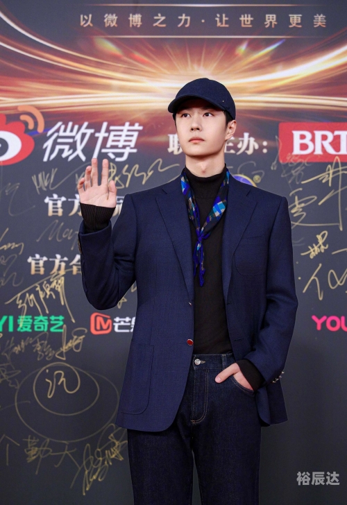 春晚邓鸣贺春晚璀璨星光，邓鸣贺的璀璨绽放-第2张图片