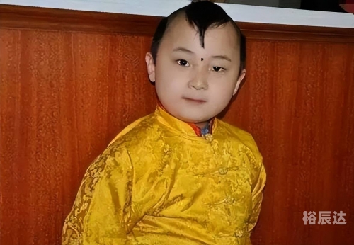 春晚小演员邓鸣贺春晚童星邓鸣贺，星光璀璨的璀璨之星-第2张图片