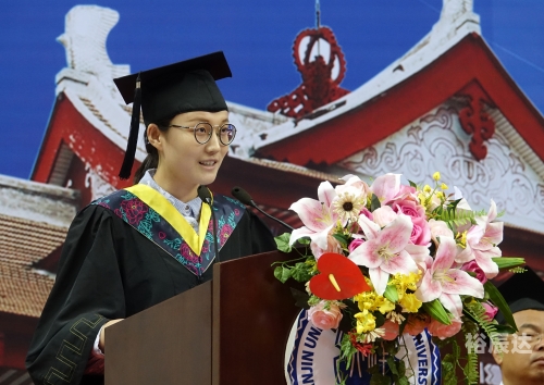 东南卫视主持人管艺简历东南卫视主持人管艺，才华横溢的主持人-第3张图片