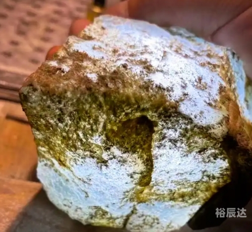 薄水料翡翠值得买吗薄水料翡翠，翡翠中的珍品