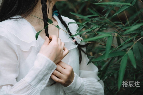 未亡人夫遗像前的电影如何观看未亡人，情感的交织与人生的选择