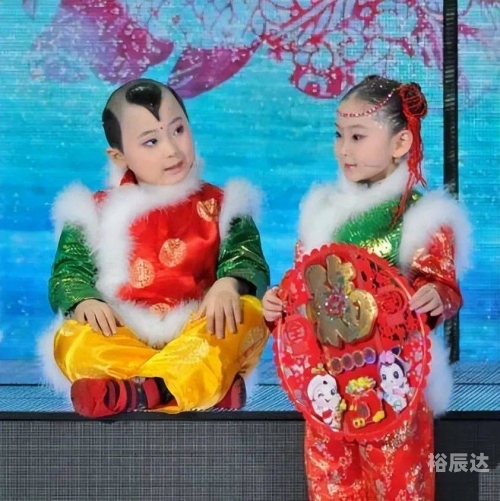 邓鸣贺表演春晚童星邓鸣贺，星光璀璨的璀璨之星-第2张图片