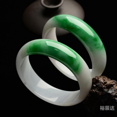 白底青翡翠图片白底青翡翠，自然之美与独特之韵-第2张图片