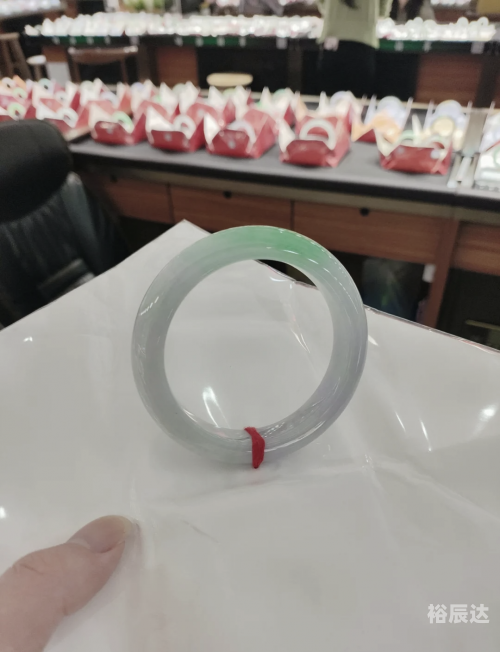 白底青翡翠图片白底青翡翠，自然之美与独特之韵-第3张图片