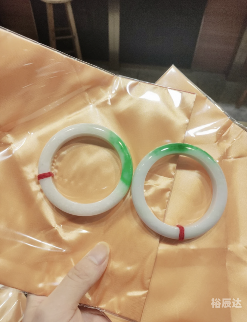 白底青翡翠图片白底青翡翠，自然之美与独特之韵