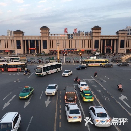 襄阳火车站襄阳火车站，历史与现代的交汇点