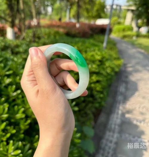 白底青翡翠什么档次白底青翡翠，自然之美与独特之选