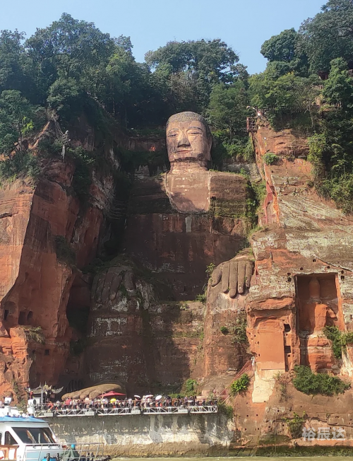 乐山大佛在哪里?乐山大佛位于四川省乐山市，是世界上最大的石刻佛像之一。这座佛像高达71米，被誉为古代艺术和宗教的杰作。
