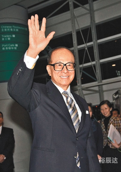 二四六香港资料期期准千附三险阻，香港经济与风险分析-第1张图片