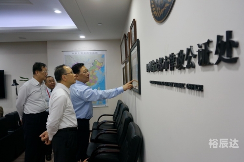 二四六香港资料期期准千附三险阻，香港经济与风险分析-第3张图片