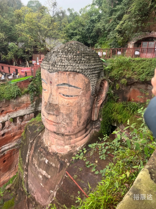 乐山大佛在哪地方乐山大佛位于四川省乐山市，是古代佛教文化的重要遗产之一。乐山大佛是一座巨大的石刻佛像，被誉为世界最大的石刻佛像之一。-第1张图片