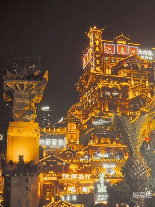 洪崖洞 抖音洪崖洞与抖音，探索沉浸式旅游体验-第1张图片