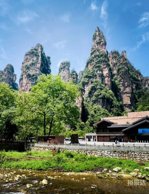 黄龙洞在哪里黄龙洞位于中国湖南省的某山区，是一个著名的自然景观。黄龙洞是一个充满神秘和奇幻色彩的地下洞穴，以其独特的地理环境和丰富的地下资源而闻名。