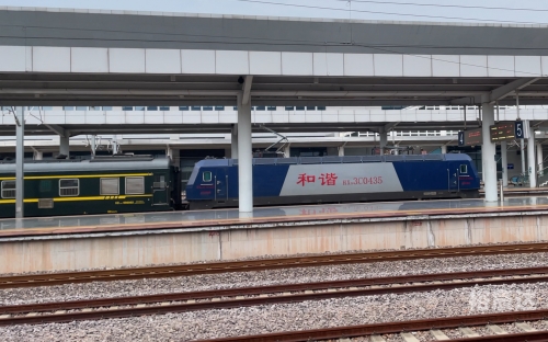 三明北站在哪三明北站位于福建省三明市。该站是连接福建省内各大城市的重要交通枢纽，也是连接全国各大铁路干线的关键节点。三明北站在地理位置上十分优越，位于三明市的主城区附近，交通便利，连接着多个城市和线路。-第1张图片