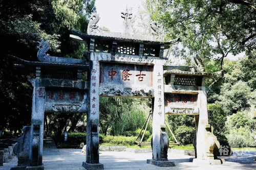 襄阳火车站襄阳火车站，历史与现代的交汇点-第1张图片