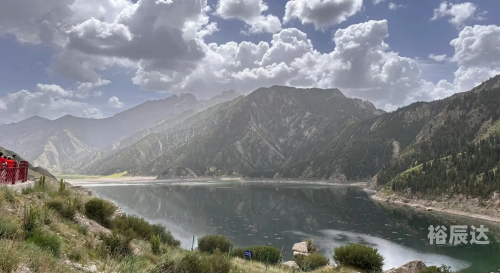 独库公路，穿越天山的壮丽之旅-第1张图片