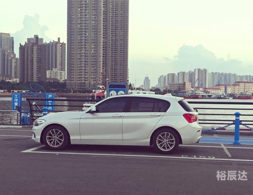 宝马118i宝马118i，豪华与动感的完美结合-第1张图片