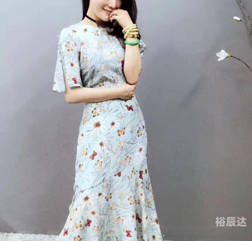 石榴裙石榴裙下的浪漫与激情-第1张图片
