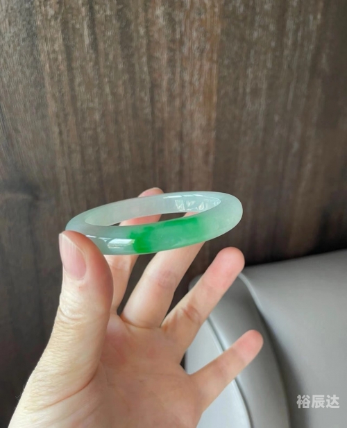 白底青翡翠白底青翡翠，自然之美与独特之韵-第3张图片