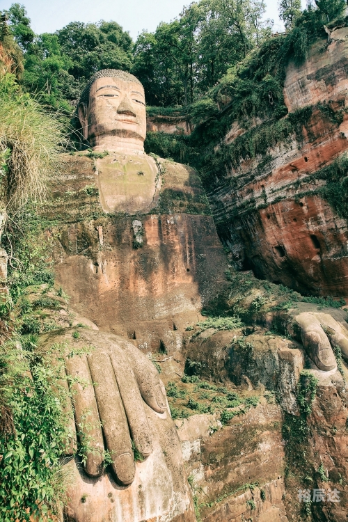 乐山大佛位于四川省乐山市，是古代佛教文化的重要遗产之一。乐山大佛是一座巨大的石刻佛像，被誉为世界最大的石刻佛像之一。