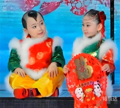 邓鸣贺最新消息今天邓鸣贺最新消息，演艺事业再攀高峰