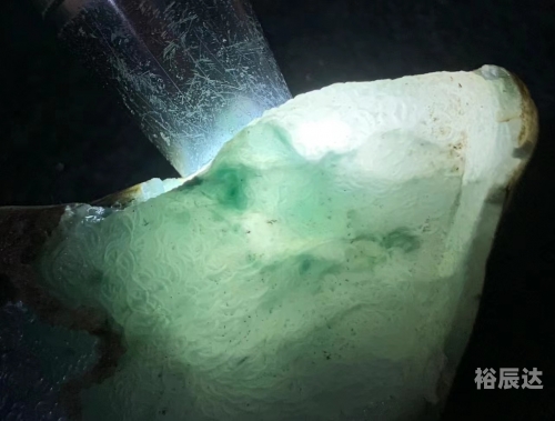高冰种翡翠原石价格高吗高冰种翡翠原石价格，市场与价值-第2张图片