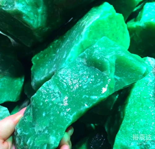 和田玉属于什么档次的玉东陵玉属于高档玉石类别，是一种珍贵的宝石。东陵玉是一种具有独特纹理和颜色的玉石，其品质和价值因产地、品种、工艺等因素而异。在市场上，东陵玉通常被视为高档玉石，具有很高的收藏价值和投资价值。