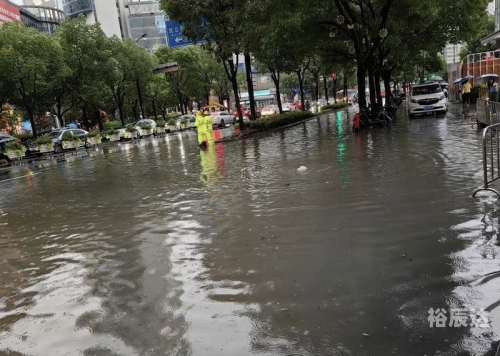 上海台风刚刚最新通知上海遭遇台风，风雨中的城市之旅-第3张图片