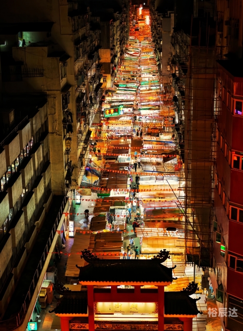 二四六香港资料期期准千附三险阻，香港经济与风险管理的深度解析-第2张图片