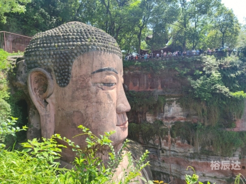 乐山大佛在哪里个城市乐山大佛位于四川省乐山市，是古代佛教文化的重要遗产之一。乐山大佛是一座巨大的石刻佛像，被誉为世界最大的石刻佛像之一。-第1张图片