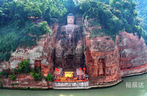 乐山大佛位于四川省乐山市，是古代佛教文化的重要遗产之一。乐山大佛是一座巨大的石刻佛像，被誉为世界最大的石刻佛像之一。-第2张图片