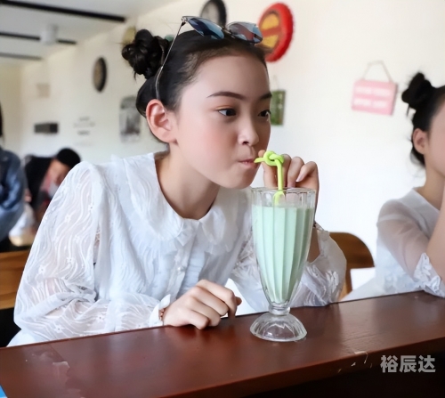 邓鸣贺最新消息邓鸣贺最新消息，演艺事业蒸蒸日上-第1张图片