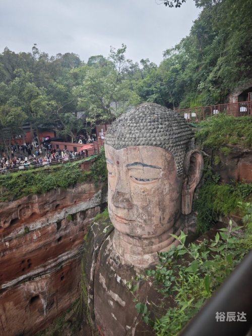 乐山大佛位于四川省乐山市，是世界上最大的石刻佛像之一。这座佛像高达71米，被誉为古代艺术和宗教的杰作。-第2张图片